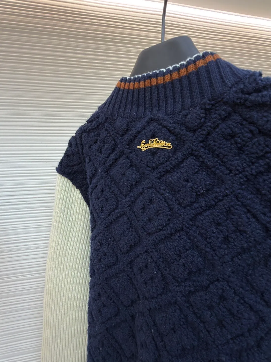 LOUIS VUITTON SKI ski series color-blocked striped baseball long-sleeved jacket ●Original version: purchased and developed for 22999 ●Item number: 1682091-D35 ●Fabric: wool blended fabric ●Technology: knitted ●Color: blue and white ●Version: fitted version ●Weight: about 1070 grams ●Size: S-M-L-XL ●Description: This Louis Vuitton color-blocked knitted cardigan uses a three-dimensional cable knitting process to create the main body. It uses high-count merino wool blended fabrics and uses a double needle bed knitting machine to create a concave and convex rhombus texture. The knitting density reaches 32 needles per square centimeter, making the texture both three-dimensional and soft. The main body of the body is made of navy blue fixed-spun yarn, which has been washed and fixed three times to effectively prevent fading. The sleeves are made of off-white vertical pit rib knitting, and the single-strand yarn twist is controlled at 800 twists/meter to ensure resilience and fit. The metal snaps are made of custom-made brass and have been treated with gold-plated glaze sealing. The contrasting ribs on the collar and hem are intarsia woven, accurately matching the proportions of the brand's classic three-color webbing. The cuffs also have a hidden laser-engraved brand logo. The overall process combines traditional knitting techniques with modern precision, and the details are full of craftsmanship. The overall wiring is straight and delicate, the fabric is comfortable and soft, and the color is consistent without color difference. It can be matched with the same style to create a fashionable look and control various occasions. Customized accessories, complete with three standards, same style for men and women!